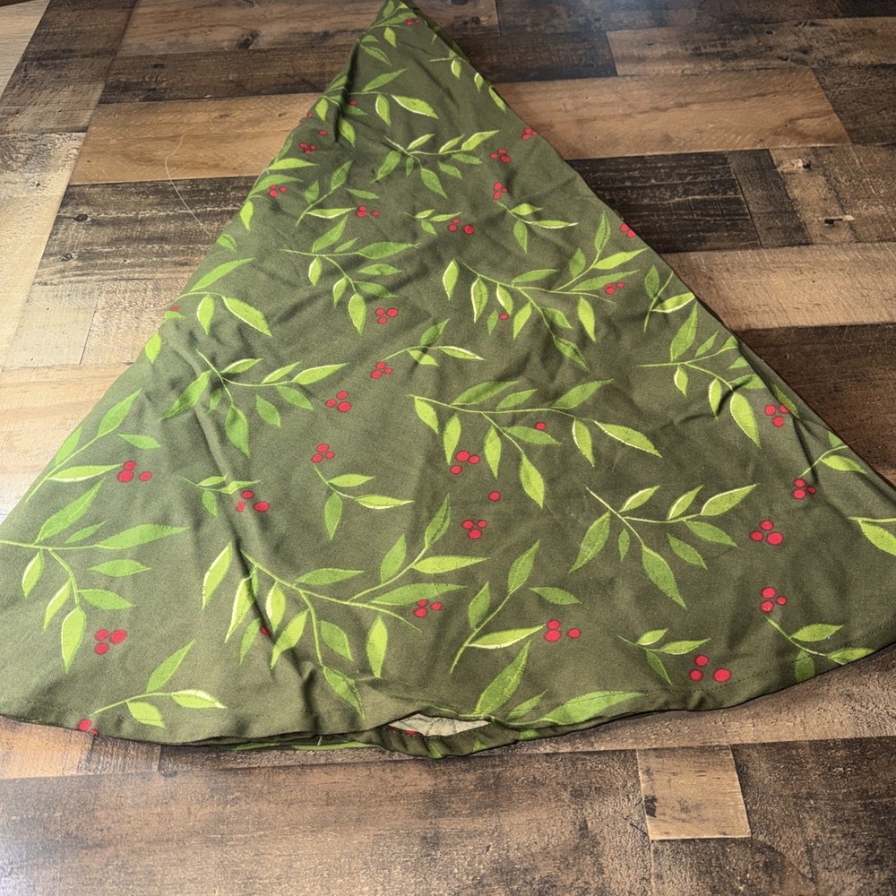 Target Threshold 72" Round Cotton Tablecloth Green Holly Berry Holiday Decor